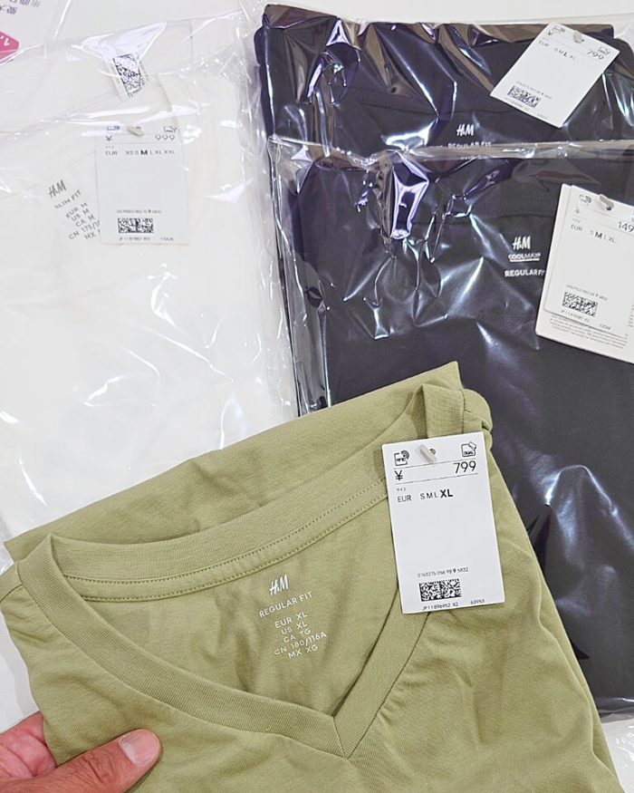 H＆Mで購入されたVネックTシャツ10枚が弊社に入荷した時の写真